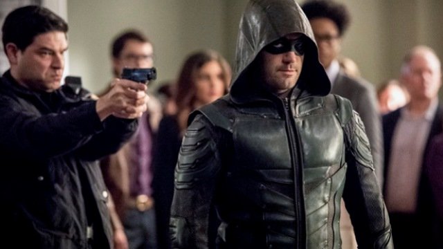 Arrow | Un nuovo (eppure familiare?) Green Arrow irrompe al processo di Oliver